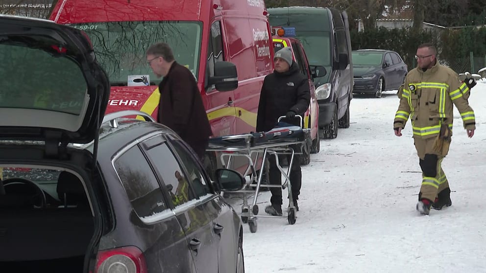 Mit dieser Trage wird der Tote abtransportiert, der Einsatz endet um 14.30 Uhr