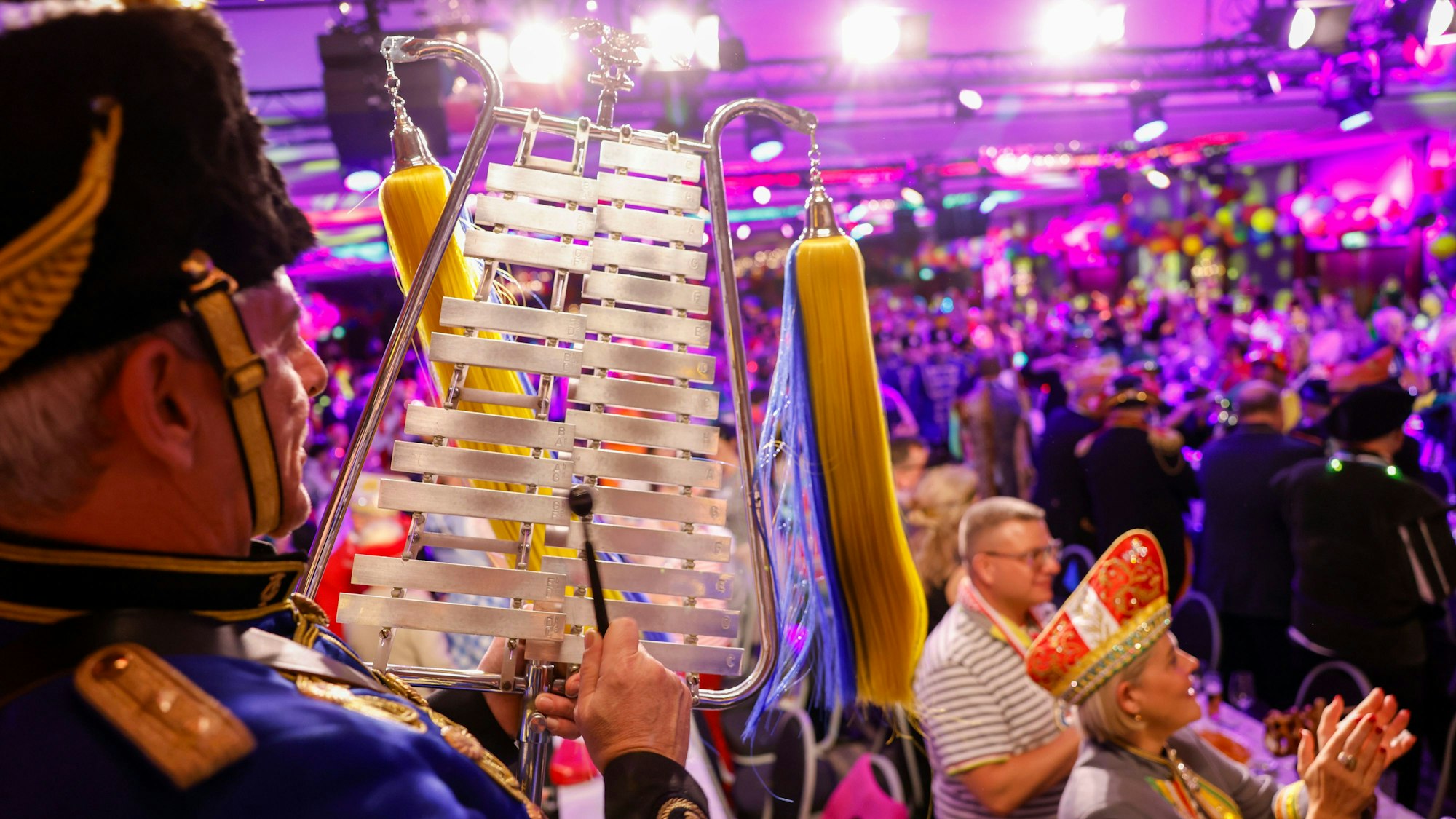 Zu sehen sind Karnevalisten im Pullman-Hotel.