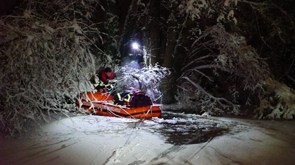 Mit dem Schlauchboot erreichten die Retter die Insel