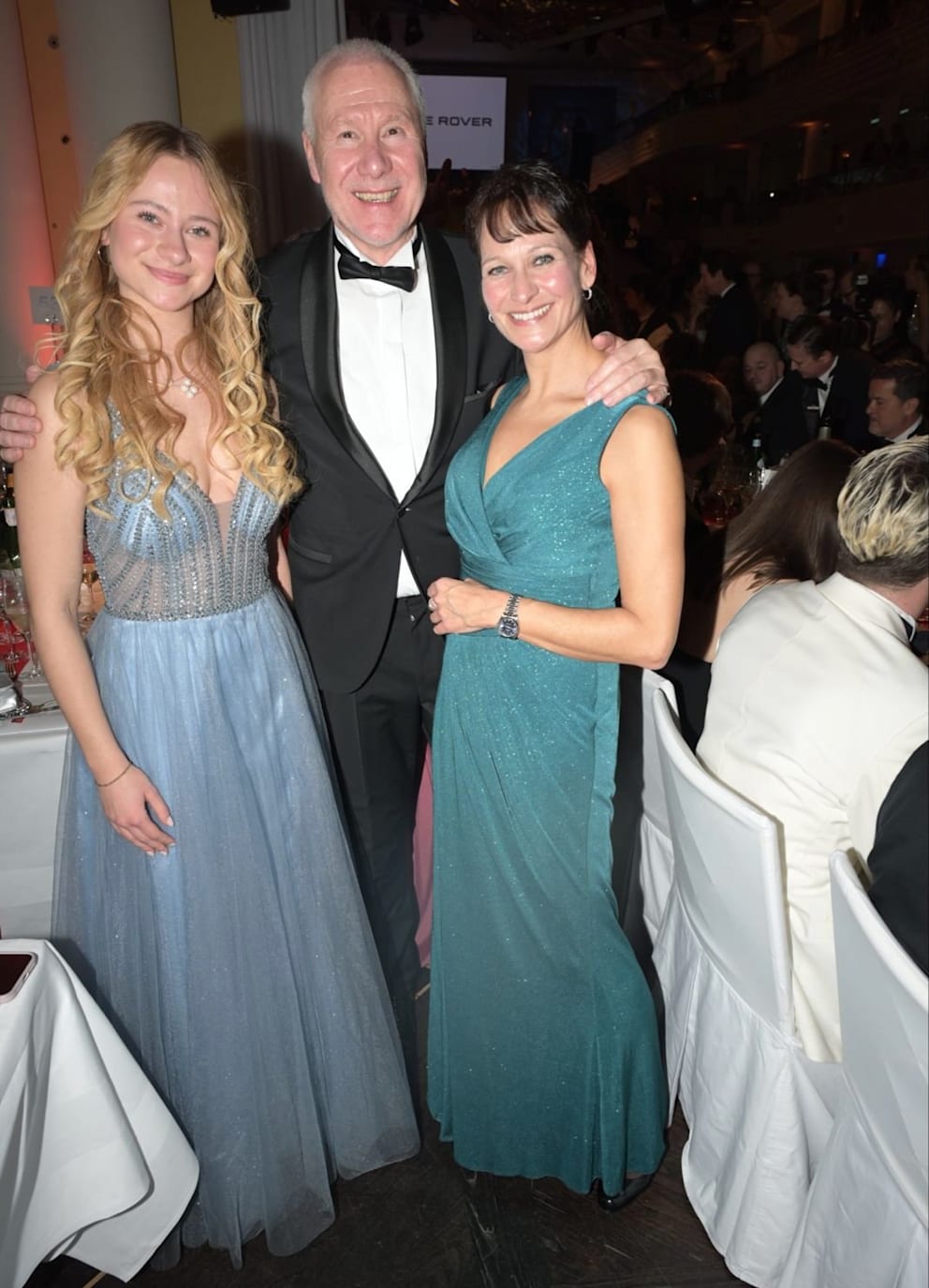 Glückliches Trio!  Anna-Felicia (l.) genoss mit Mama Anette Fröhlich und deren Lebensgefährten Peter Meyer (67) den glamourösen Filmball in München