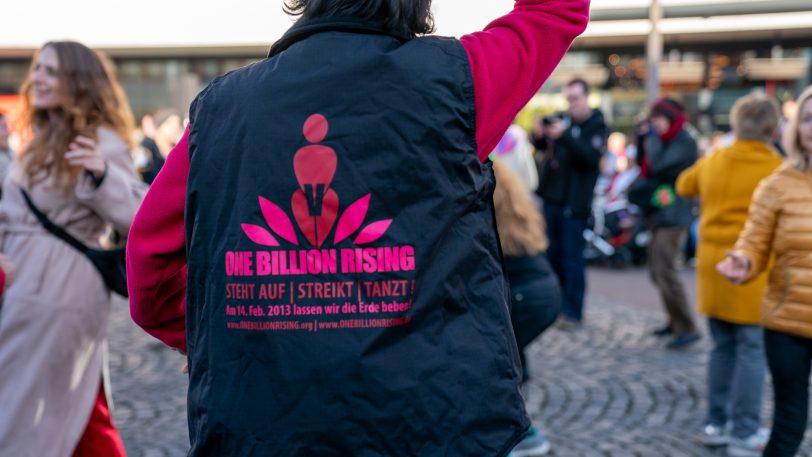 Das diesjährige Motto bezieht sich auf eine lateinamerikanische Frauenbewegung, die im Jahr 2015 in Argentinien entstanden ist.