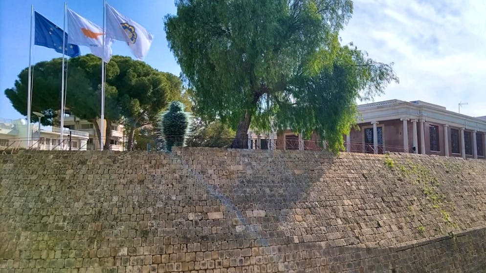 ARCHIV - Die Fahnen der EU, der Republik Zypern und der Hauptstadt Nikosia wehen am Rathaus von Nikosia (von links nach rechts). Foto: Takis Tsafos/dpa