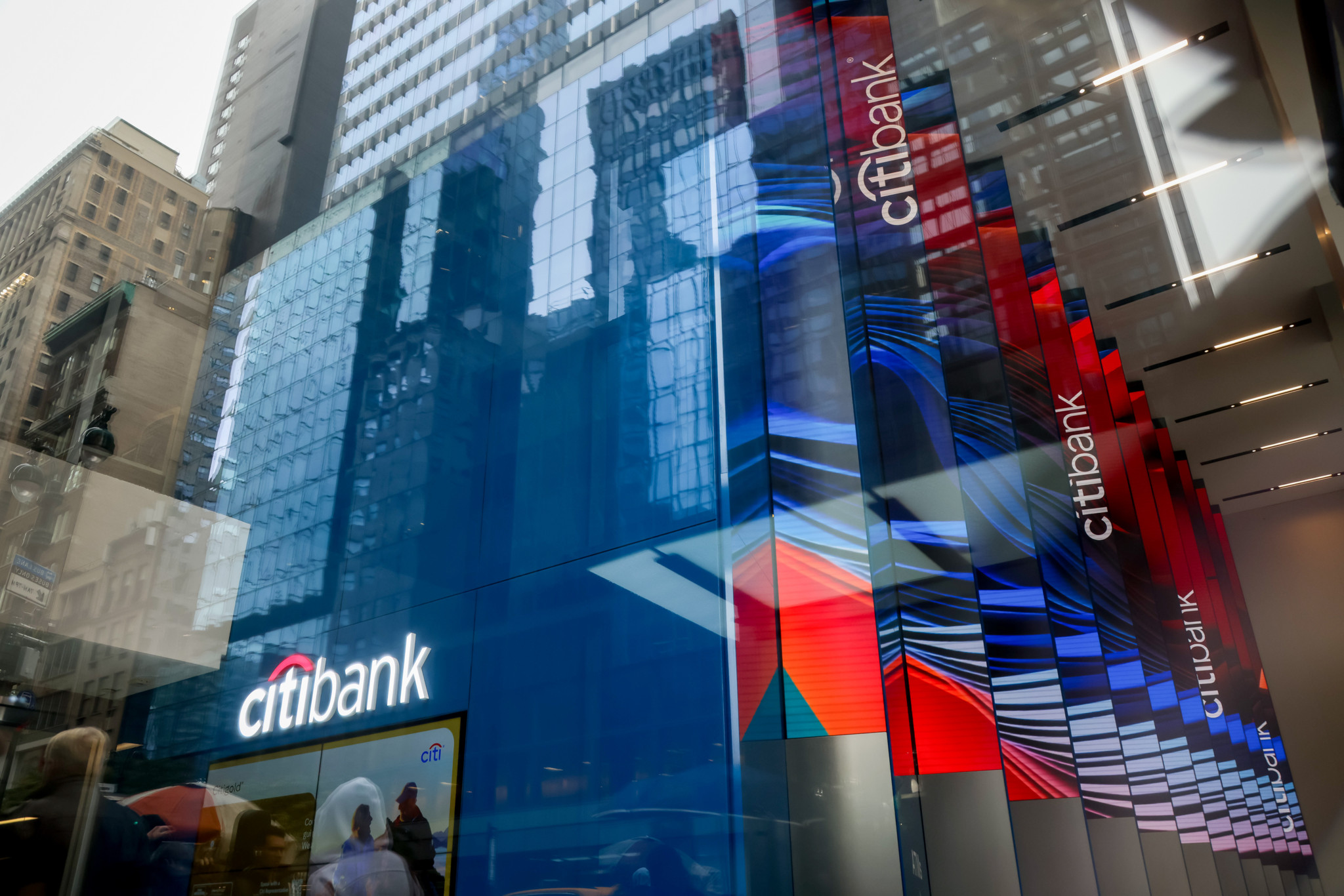 Citibank-Filiale in New York, Oktober 2025, mit moderner Glasfassade und Citibank-Logo. Citigroup veröffentlicht bald Quartalszahlen.