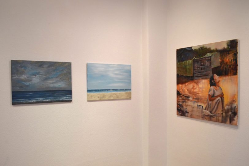 Annika Dörings Meer-Impressionen kontrastieren mit dem breiten Pinselduktus der Acryl- und Ölbilder Annett Breitfelds.