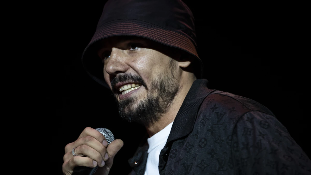 03.06.2022, Sachsen-Anhalt, Bitterfeld-Wolfen: Rapper Capital Bra steht auf der B