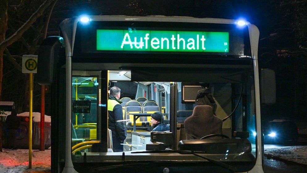 Die Berliner Verkehrsgesellschaft BVG stellt an einigen Endhaltestellen Busse für den Aufenthalt zur Verfügung. Hier können Betroffene ihre Smartphones aufladen und Kaffee oder Tee erhalten.
