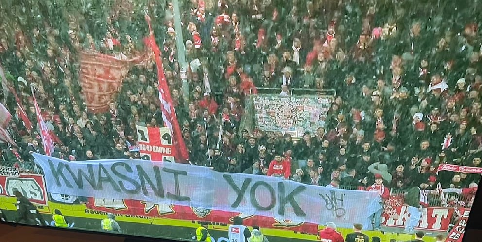 Kölsche Kritik! Die FC-Fans äußerten mit diesem Plakat ihren Unmut