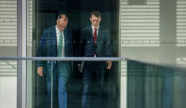 Kanzler räumt im Kanzleramt auf: Merz feuert seinen Büroleiter | Politik