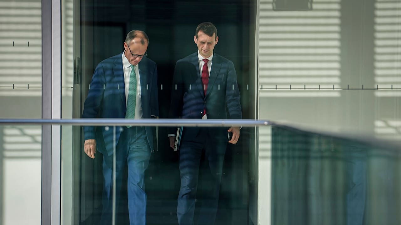 Kanzler räumt im Kanzleramt auf: Merz feuert seinen Büroleiter | Politik