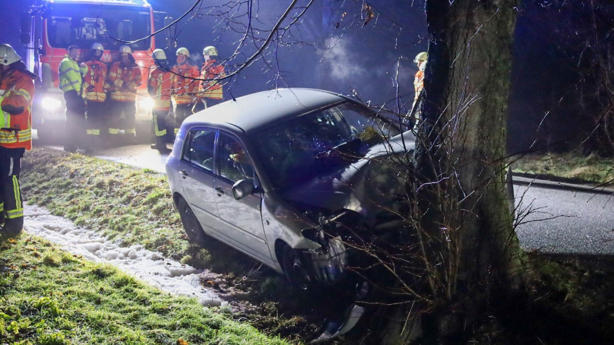 Braunschweig: Auto kracht gegen Baum - Feuerwehr befreit Beifahrer