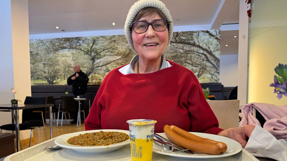 Evelyne W. freut sich auf Linsensuppe und Würstchen