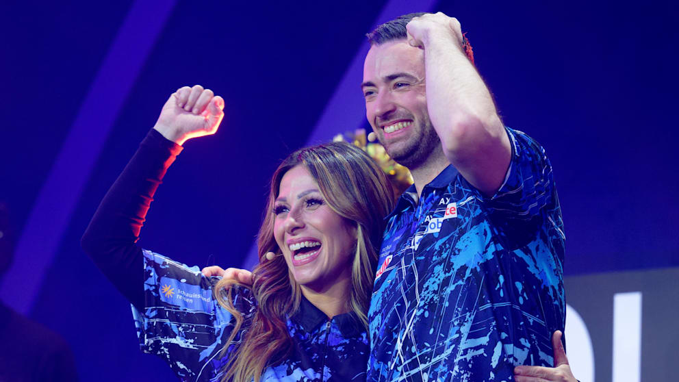 Jubeln gemeinsam: Die Moderatorin Gülcan Kamps (43, l.) und Dart-Profi Luke Humphries (30) am Sonntag in Bonn