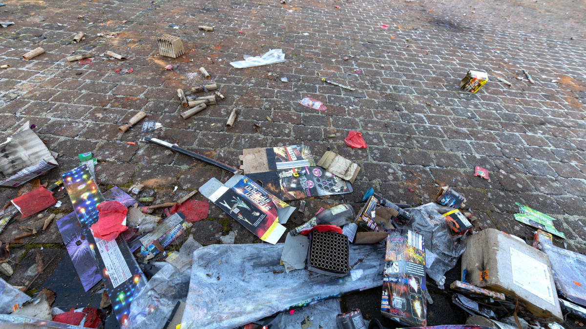 Feuerwerks-Ärger: Welche Versicherung deckt Schäden am Auto?