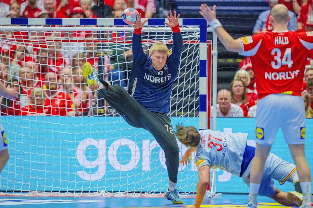 Die Paraden gegen freie Werfer zeichnen Emil Nielsen aus, hier gegen Spaniens Victor Romero.