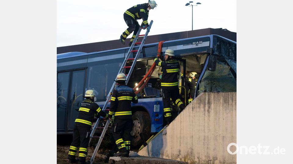 Bei dem Busunfall ist ein 13-jähriges Mädchen gestorben. Bild: Stefan Puchner/dpa