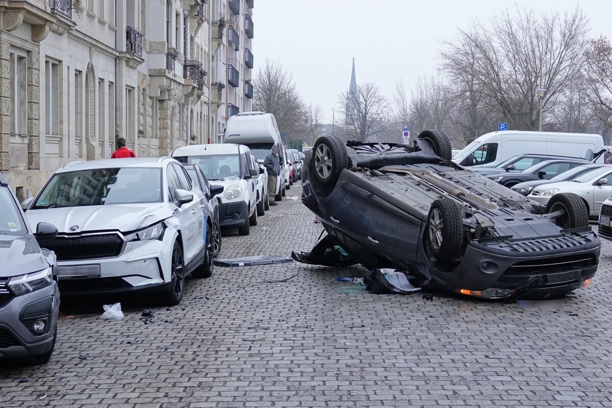 Wie geht das denn? Renault überschlägt sich in Dresden-Johannstadt