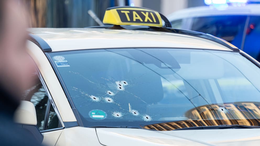 Es wurde mehrfach auf die Windschutzscheibe des Taxis geschossen