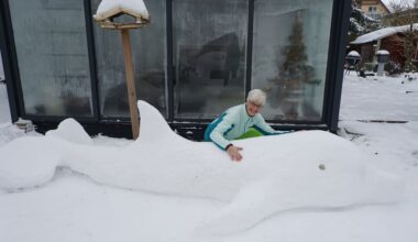 Kerstin Bollmann mit dem von ihr geschaffenen Schnee-Delfin.