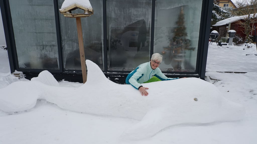 Kerstin Bollmann mit dem von ihr geschaffenen Schnee-Delfin.
