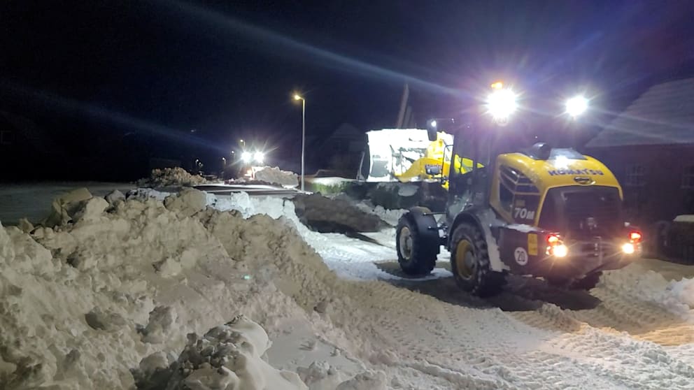 Die Straßen sind nicht mehr zu erkennen: In Leezdorf (Landkreis Aurich, Niedersachsen) kämpft ein Radlader gegen die Schneemassen