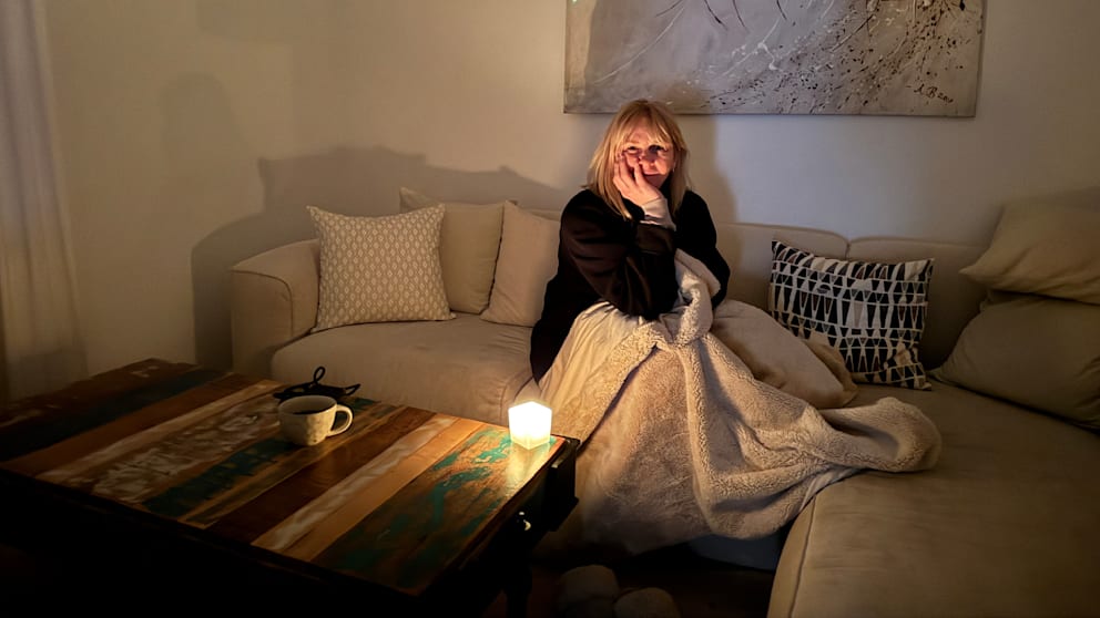 Sabine Klerx kuschelt mit dicker Decke auf dem Sofa: „Sowas habe ich noch nie erlebt“