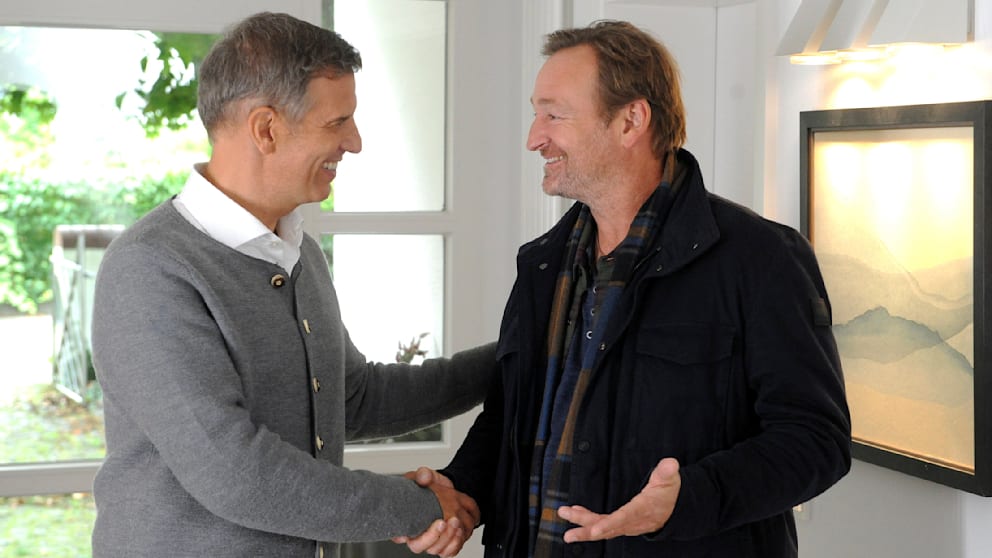 Winkler (Florian Stadler, 52, l.) will mit Gregor (Holger Matthias Wilhelm, 49, r.) die Gastro am Weiher stemmen