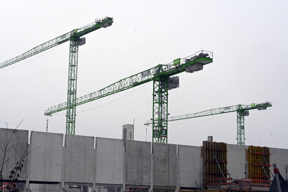 Großbaustelle in Oberhaching: Nahe dem Bahnhof wächst der Schulcampus mit der Fach- und Berufsoberschule in die Höhe.