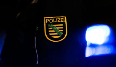 Sechs Verdächtige ermittelt - Polizisten bei Pyro-Einsatz in Leipzig verletzt - Panorama