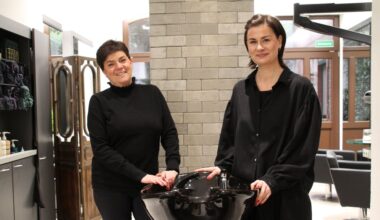 Wieder im Dienst: Friseurmeisterin Madlen Duhre (rechts) arbeitet seit diesem Jahr im Friseursalon von Konstanze Heinicke in der Kleinen Ulrichstraße.