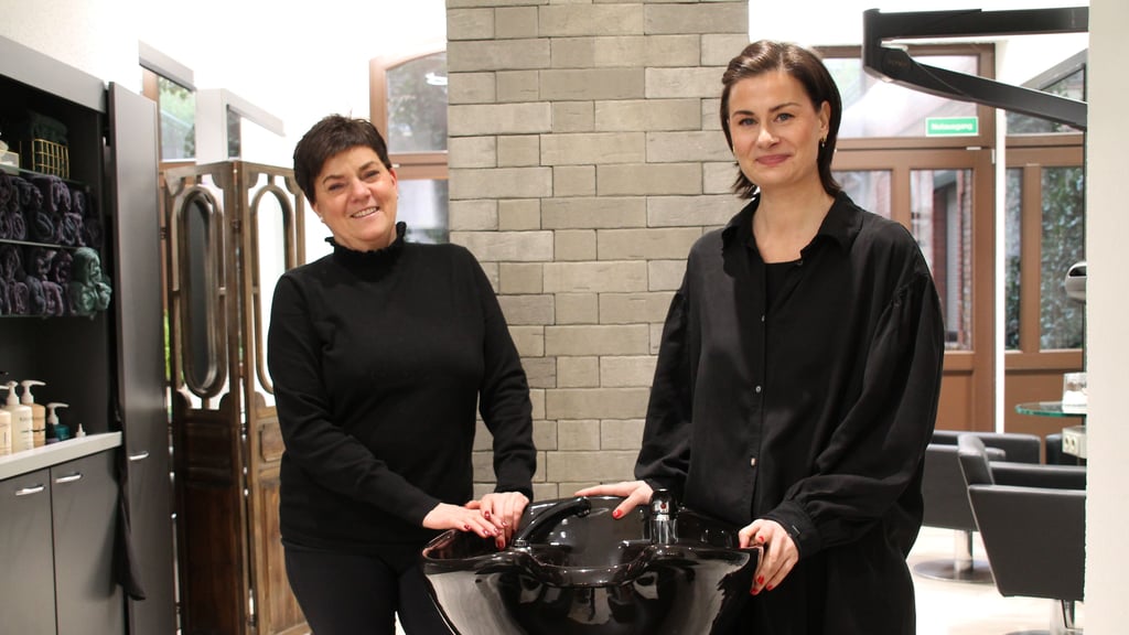 Wieder im Dienst: Friseurmeisterin Madlen Duhre (rechts) arbeitet seit diesem Jahr im Friseursalon von Konstanze Heinicke in der Kleinen Ulrichstraße.