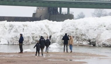 Spektakel bei Hamburg: Zehn Meter hohe Eisberge auf der Elbe | Regional