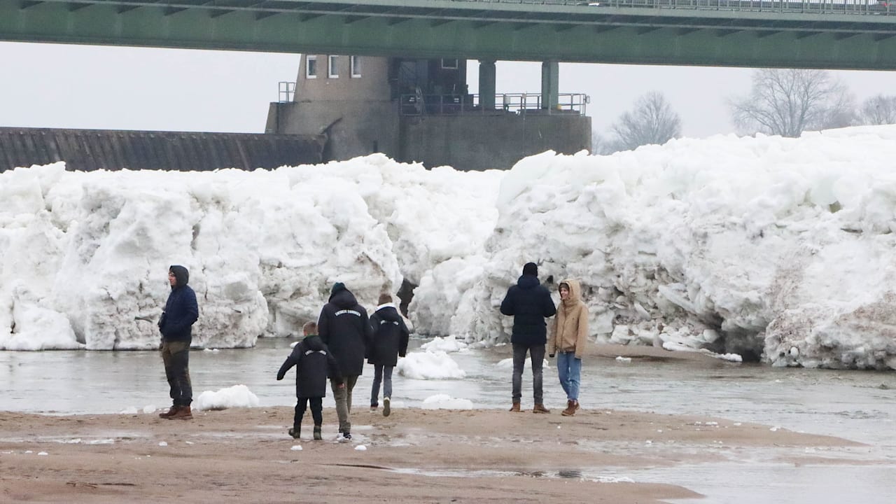 Spektakel bei Hamburg: Zehn Meter hohe Eisberge auf der Elbe | Regional