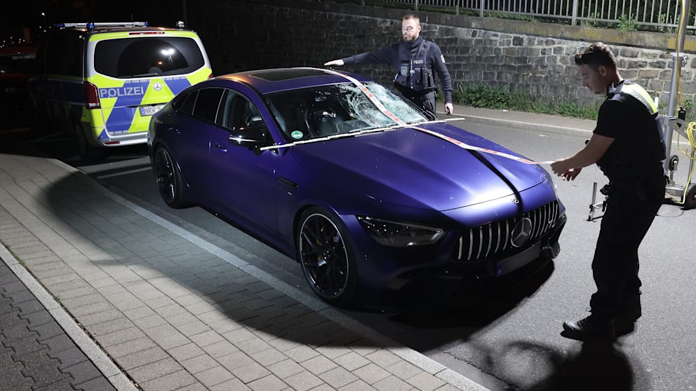 Nach dem schrecklichen Unfall sichern Polizisten Spuren an dem 600-PS-Mercedes. Die Frontscheibe ist beim Aufprall der jungen Frauen gesplittert.