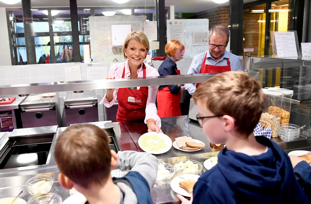 Glas packt mit an. Regelmäßig hilft sie bei dem von ihr gegründeten Verein „brotZeit“, gibt wie hier Mahlzeiten aus