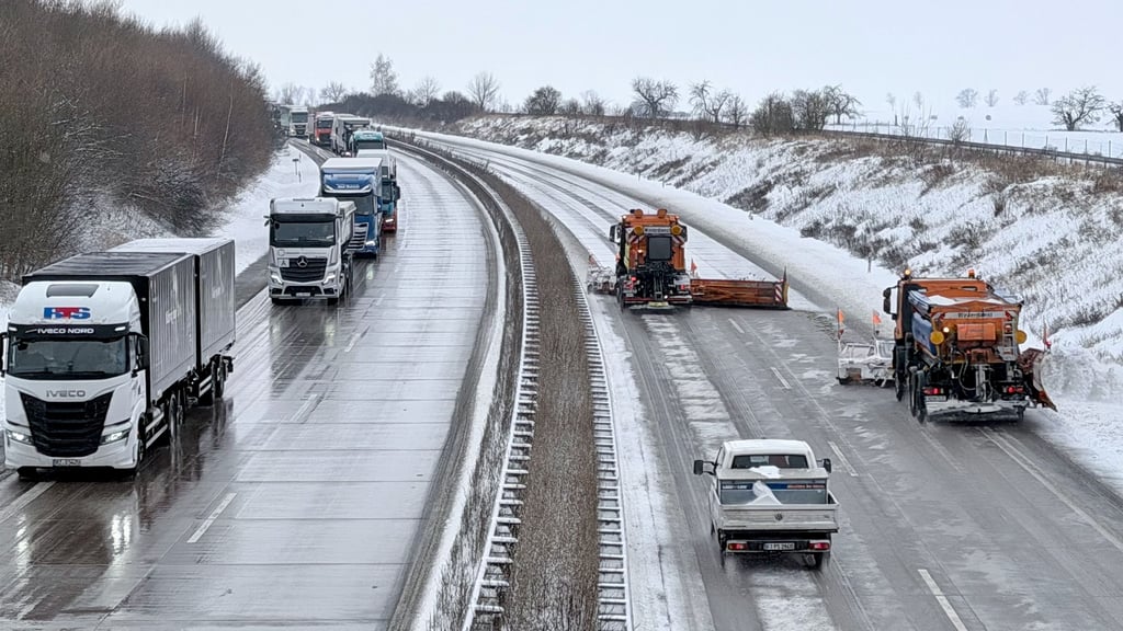 Nach einem Unfall ist die A38 zwischen der Raststätte Rohnetal Süd und Eisleben in Richtung Halle gesperrt.