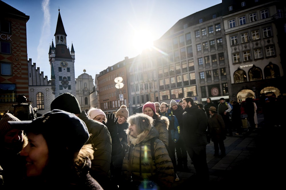 Die Schlange der Kundinnen und Kunden geht bei Minusgraden einmal rüber zum Hugendubel.