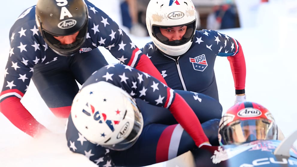 Carsten Vissering und Hunter Powell fliegen rechts aus dem Bob heraus