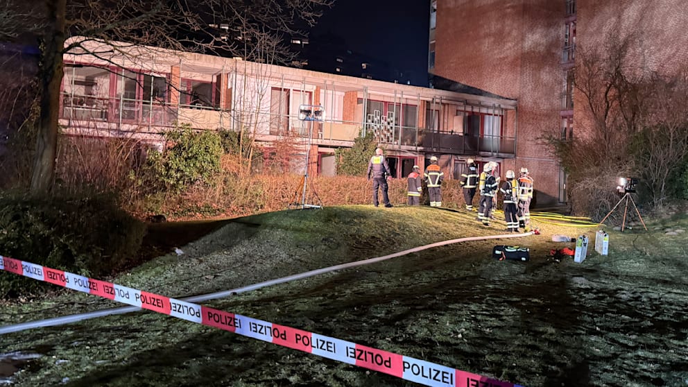 Die Polizei sperrte den Bereich ab und ermittelt zur Ursache des tödlichen Brands