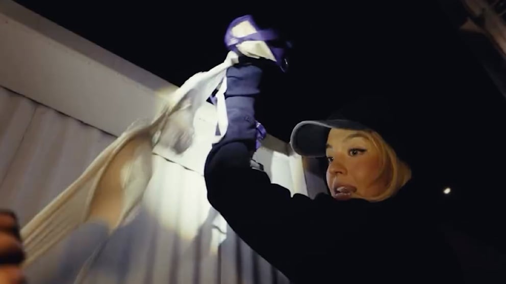 Hollywood wird zur Wäscheleine: Kinostar Sydney Sweeney (28) hängt BHs an den Schriftzug