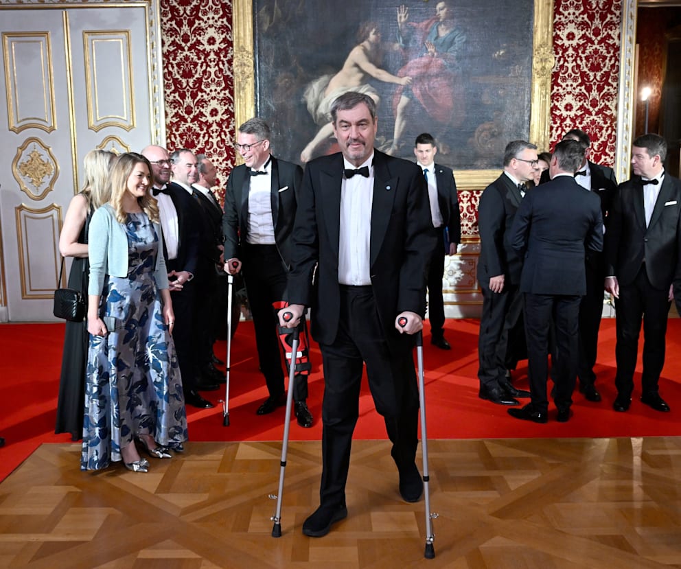 Gastgeber auf Krücken: Bayerns Ministerpräsident Markus Söder (59, CSU). Der Landesvater hatte sich vor kurzem einer Hüft-OP unterzogen.