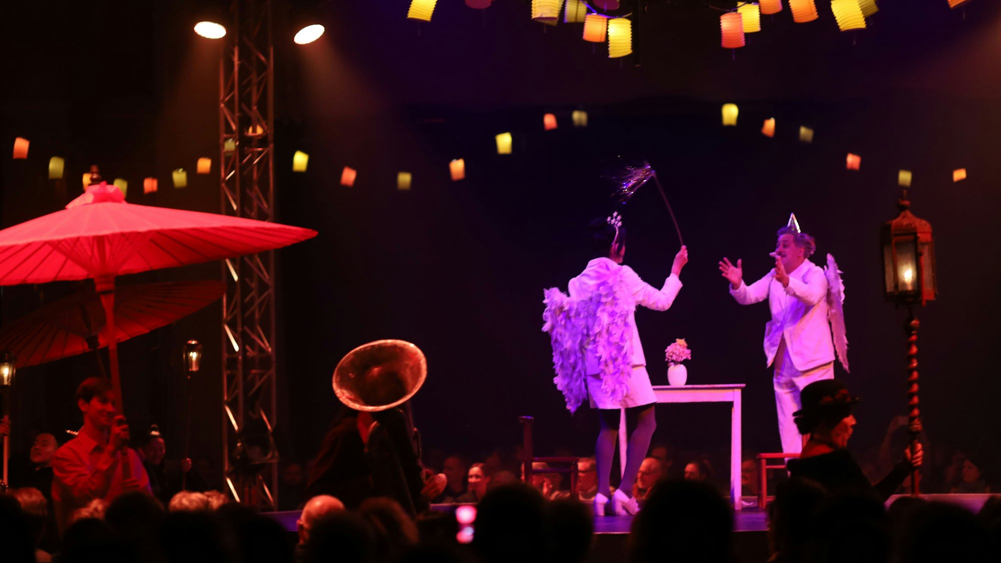 Artisten auf der Bühne bei der Weihnachtsshow CELEBRATION des Cirque Bouffon in der Kirche St. Michael im belgischen Viertel in Köln.