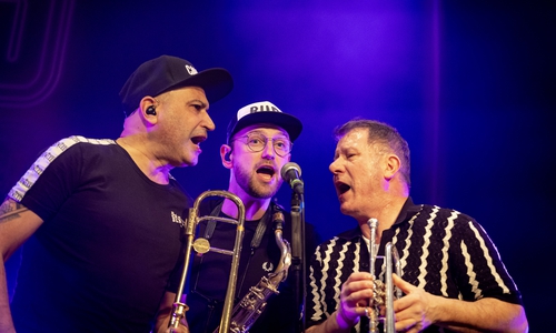 Die Busters begeisterten mit alten Hits und neuen Stücken.