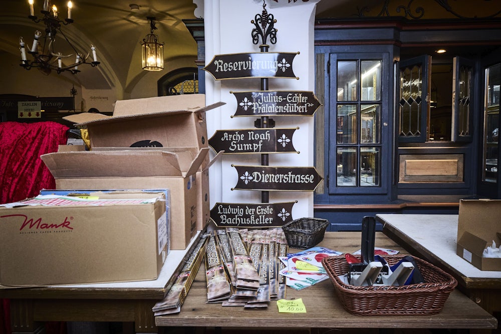 ... Schilder, die nun ausgedient haben ...