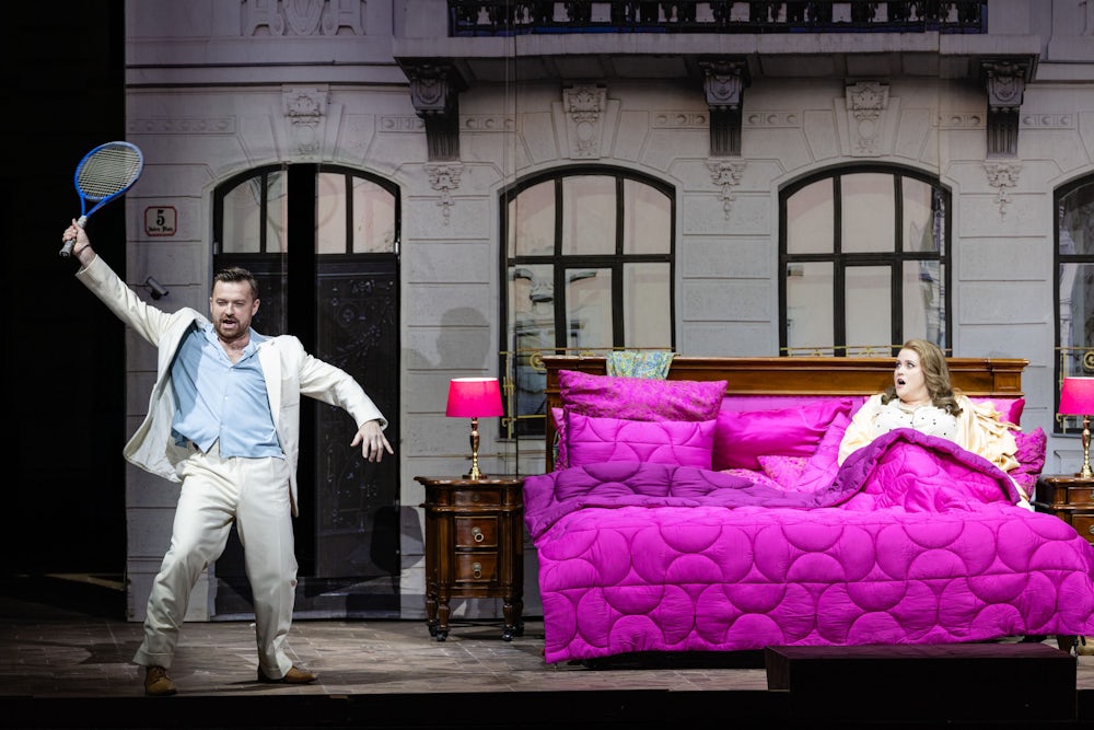 Tenor-Schlager mit Tennisschläger: Pavol Breslik als Alfred mit Rachel-Willis-Sørensen als Rosalinde Eisenstein.