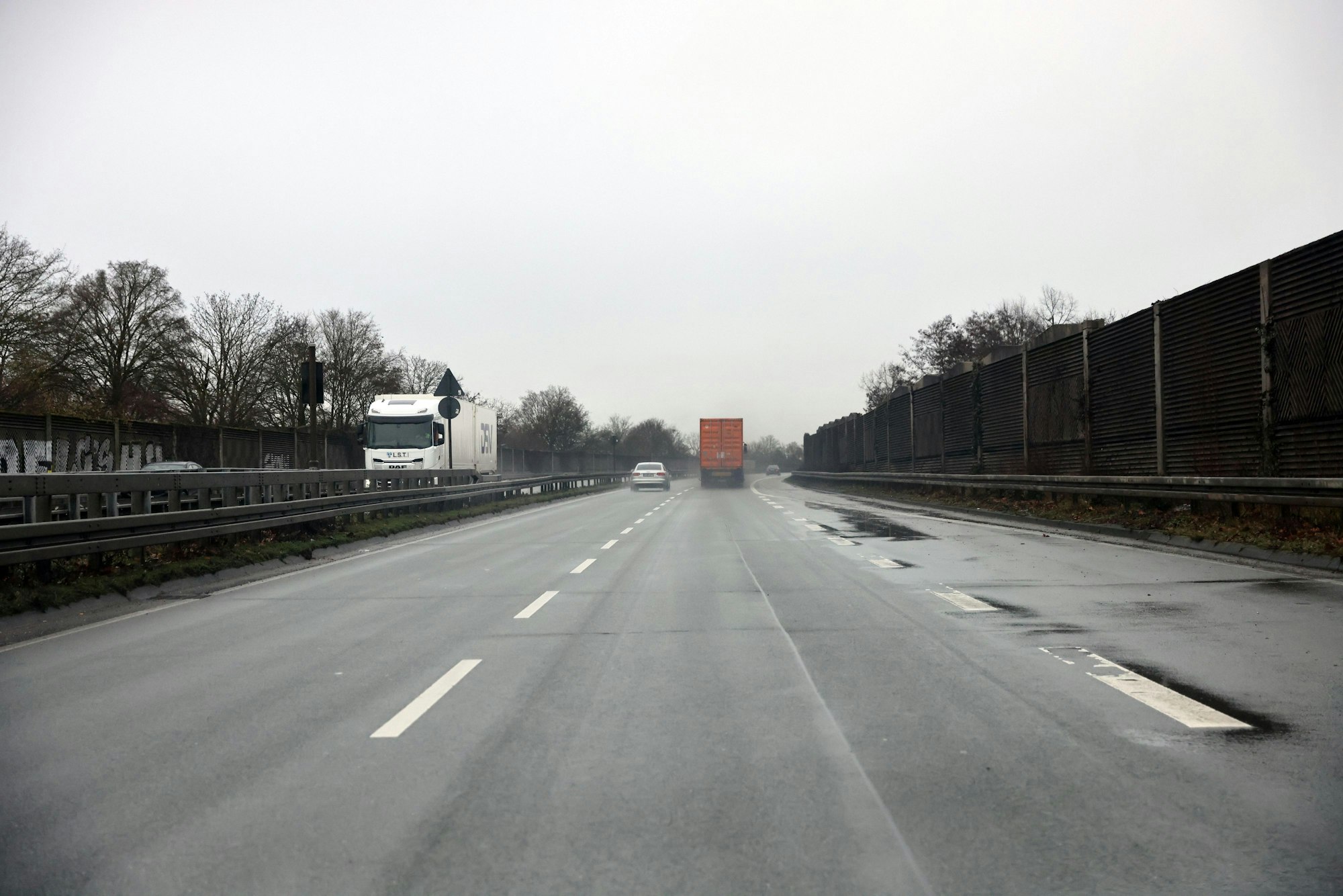 Blick auf die Industriestraße, auf der seit einem Unfall in die Leitplanken im Sommer 2024 nur noch Tempo 50 statt 100 erlaubt ist.