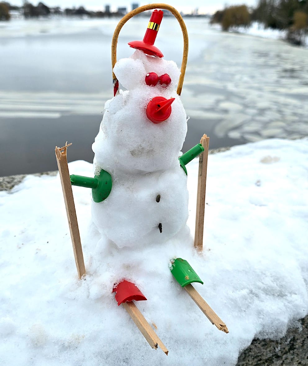 Ein Schneemann als Skifahrer