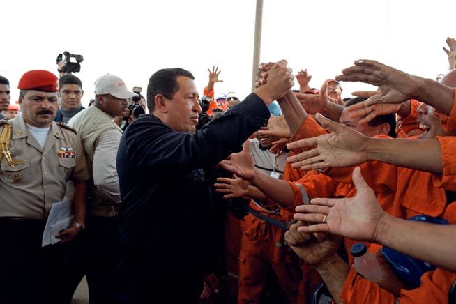 Der damalige Präsident Hugo Chávez lässt sich 2002 von Ölarbeitern feiern.