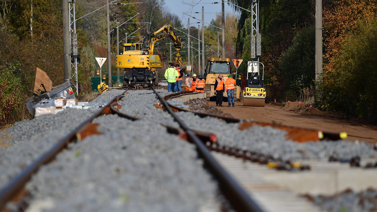 Deutsche Bahn: Neue Strecke nach 2 Jahren Vollsperrung wieder kaputt | Regional