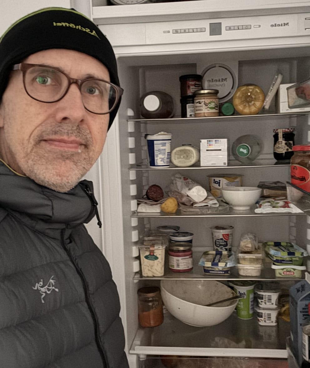 Patrick Markowski (52) mit Mütze und Jacke vor seinem stromlosen Kühlschrank