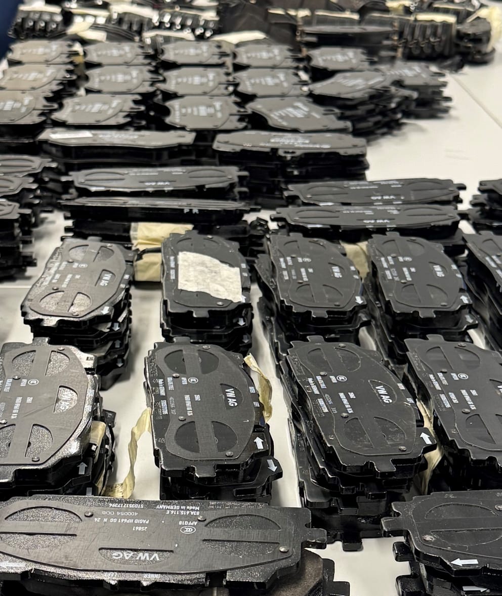 Mehr als 300 Sätze Bremsbeläge konnten in der Wohnung des Mannes sichergestellt werden